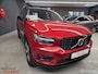 Volvo XC40 1.5 T4 Recharge R-Design|Fusion Red Metallic|CAM|Stoel/Stuur verwarm|Carplay