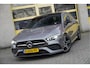 Mercedes-Benz CLA Shooting Brake 180 Automaat! AMG BJ2020 Lmv 18" | Led V+A | Pdc | Navi | Keyless entry | Panoramadak | Elek. achterklep | Burmester Audio | Dashboard verlichting | Virtual cockpit | Climate control | Cruise control | Sportstoelen | Zwarte hemel | Extra getint glas