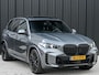 BMW X5 xDrive50e 490pk M Sport Pro | Panorama dak | Luchtvering | Comfort Access | Soft Close | Trekhaak | Shadowline Lights | Comfort Seats | 4-Zone Climate | Driving Assistant Prof. | Harman/Kardon | Ambient Ai