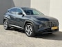 Hyundai Tucson 1.6 T-GDI PHEV Premium 4WD / Trekhaak 1.350 KG Trekgewicht / Navigatie / Apple CarPlay & Android Auto / Adaptieve Cruise Control / Dealer Onderhouden / Origineel Nederlands / Lederen Bekleding / Elektrische Achterklep / Elektrisch Verstelbare Voorstoelen / Stoelverwarming / Stoelverkoeling / Lichtmetalen Velgen / Parkeersensoren Voor & Achter /