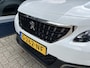 Peugeot 2008 1.2 Turbo 110PK Signature | 6-Bak | All Season banden | Navigatie | DAB+ | Cruise control | Airco | LED Dagrijverlichting | Dakrails | Sensoren achterzijde.