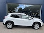 Peugeot 2008 1.2 Turbo 110PK Signature | 6-Bak | All Season banden | Navigatie | DAB+ | Cruise control | Airco | LED Dagrijverlichting | Dakrails | Sensoren achterzijde.