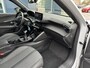 Peugeot 2008 1.2 Turbo 100 PK Allure | Lage km stand 7800 | Navigatie via Telefoon | Stoelverwarming | 360 Graden Camera | Dode Hoek Detectie | Climate Control | LED Verlichting | Cruise Control | 17" Lichtmetalen Velgen | Hoge Zitpositie | Half Lederen Bekleding |