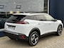 Peugeot 2008 1.2 Turbo 100 PK Allure | Lage km stand 7800 | Navigatie via Telefoon | Stoelverwarming | 360 Graden Camera | Dode Hoek Detectie | Climate Control | LED Verlichting | Cruise Control | 17" Lichtmetalen Velgen | Hoge Zitpositie | Half Lederen Bekleding |