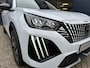 Peugeot 2008 1.2 Turbo 100 PK Allure | Lage km stand 7800 | Navigatie via Telefoon | Stoelverwarming | 360 Graden Camera | Dode Hoek Detectie | Climate Control | LED Verlichting | Cruise Control | 17" Lichtmetalen Velgen | Hoge Zitpositie | Half Lederen Bekleding |