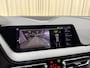 BMW 1-Serie M135i xDrive *Panoramadak* Head-Up / Adaptive Cruise / Harman/Kardon / Keyless / Lederen Kuipstoelen / Carplay / Camera / 19'' LMV