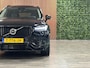 Volvo XC90 T8 AWD Recharge Ultra Ultimate Dark | Luchtvering | Trekhaak | All Season banden | 360° Camera | Head-Up Display | Harman Kardon | 455pk | Adaptieve Cruise Control | Standkachel met Volvo On Call App | Stoelverwarming voor+achter | Stuurwielverwarming | Schuifdak | Full LED Meesturende koplampen | Pilot Assist | BLIS Dode Hoek Detectie | Alcantara hemelbekleding | Lederen zonnekleppen en handgrepen | Elektrische voorstoelen geheugen | Lederen bekleding | Zitting verlenging voorstoelen | Lederen dashboard | 20 Inch | Google Infotainment | Keyless Drive | Privacy Glass | Elektrisch bedienbare achterklep | Geïntegreerd kinderzitje achterin | Geïntegreerde zongordijnen achterportieren | Verlichte instaplijsten | 7-Persoons | 4-Zone Climate Control | DAB Radio | Apple Carplay/Android Auto | Alarm Klasse III | Draadloos telefoon opladen | Volvo On Call met mobiele App functie | Onyx Black Metallic |