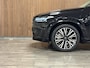 Volvo XC90 T8 AWD Recharge Ultra Ultimate Dark | Luchtvering | Trekhaak | All Season banden | 360° Camera | Head-Up Display | Harman Kardon | 455pk | Adaptieve Cruise Control | Standkachel met Volvo On Call App | Stoelverwarming voor+achter | Stuurwielverwarming | Schuifdak | Full LED Meesturende koplampen | Pilot Assist | BLIS Dode Hoek Detectie | Alcantara hemelbekleding | Lederen zonnekleppen en handgrepen | Elektrische voorstoelen geheugen | Lederen bekleding | Zitting verlenging voorstoelen | Lederen dashboard | 20 Inch | Google Infotainment | Keyless Drive | Privacy Glass | Elektrisch bedienbare achterklep | Geïntegreerd kinderzitje achterin | Geïntegreerde zongordijnen achterportieren | Verlichte instaplijsten | 7-Persoons | 4-Zone Climate Control | DAB Radio | Apple Carplay/Android Auto | Alarm Klasse III | Draadloos telefoon opladen | Volvo On Call met mobiele App functie | Onyx Black Metallic |