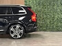 Volvo XC90 T8 AWD Recharge Ultra Ultimate Bright Luchtvering | Trekhaak | Stoelventilatie | 360° Camera | Head-Up Display | Harman Kardon | 455pk | Stoelmassage | Adaptieve Cruise Control | Stoelverwarming voor+achter | Stuurwielverwarming | Schuifdak | Full LED Meesturende koplampen | Pilot Assist | BLIS Dode Hoek Detectie | Alcantara hemelbekleding | Lederen zonnekleppen en handgrepen | Elektrische voorstoelen geheugen | Lederen bekleding | Zitting verlenging voorstoelen | Lederen dashboard | 22 Inch | Google Infotainment | Keyless Drive | Privacy Glass | Elektrisch bedienbare achterklep | Geïntegreerd kinderzitje achterin | Geïntegreerde zongordijnen achterportieren | Verlichte instaplijsten | 7-Persoons | 4-Zone Climate Control | DAB Radio | Apple Carplay/Android Auto | Draadloos telefoon opladen | Volvo On Call met mobiele App functie | Onyx Black Metallic |