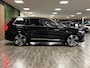 Volvo XC90 T8 AWD Recharge Ultra Ultimate Bright Luchtvering | Trekhaak | Stoelventilatie | 360° Camera | Head-Up Display | Harman Kardon | 455pk | Stoelmassage | Adaptieve Cruise Control | Stoelverwarming voor+achter | Stuurwielverwarming | Schuifdak | Full LED Meesturende koplampen | Pilot Assist | BLIS Dode Hoek Detectie | Alcantara hemelbekleding | Lederen zonnekleppen en handgrepen | Elektrische voorstoelen geheugen | Lederen bekleding | Zitting verlenging voorstoelen | Lederen dashboard | 22 Inch | Google Infotainment | Keyless Drive | Privacy Glass | Elektrisch bedienbare achterklep | Geïntegreerd kinderzitje achterin | Geïntegreerde zongordijnen achterportieren | Verlichte instaplijsten | 7-Persoons | 4-Zone Climate Control | DAB Radio | Apple Carplay/Android Auto | Draadloos telefoon opladen | Volvo On Call met mobiele App functie | Onyx Black Metallic |
