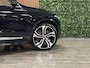 Volvo XC90 T8 AWD Recharge Ultra Ultimate Bright Luchtvering | Trekhaak | Stoelventilatie | 360° Camera | Head-Up Display | Harman Kardon | 455pk | Stoelmassage | Adaptieve Cruise Control | Stoelverwarming voor+achter | Stuurwielverwarming | Schuifdak | Full LED Meesturende koplampen | Pilot Assist | BLIS Dode Hoek Detectie | Alcantara hemelbekleding | Lederen zonnekleppen en handgrepen | Elektrische voorstoelen geheugen | Lederen bekleding | Zitting verlenging voorstoelen | Lederen dashboard | 22 Inch | Google Infotainment | Keyless Drive | Privacy Glass | Elektrisch bedienbare achterklep | Geïntegreerd kinderzitje achterin | Geïntegreerde zongordijnen achterportieren | Verlichte instaplijsten | 7-Persoons | 4-Zone Climate Control | DAB Radio | Apple Carplay/Android Auto | Draadloos telefoon opladen | Volvo On Call met mobiele App functie | Onyx Black Metallic |