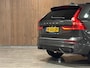 Volvo XC60 T6 AWD Recharge R-Design Uniek! Pine Grey én Facelift | Luchtvering | Trekhaak | 360° Camera | Standkachel met Volvo On Call App | Stoel en Stuurwielverwarming | Adaptieve Cruise Control | Schuifdak | Google Infotainment | Pilot Assist | Elektrisch verstelbare voorstoelen | Contour stoelen met wit stiksel en bies | Zitting verlenging voorstoelen | 19 Inch | Keyless Drive | Parkeersensoren voor+achter | Elektrisch bedienbare achterklep | Privacy Glass | Apple Carplay/Android Auto | Draadloos telefoon opladen | Pine Grey Metallic |
