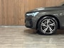 Volvo XC60 T6 AWD Recharge R-Design Uniek! Pine Grey én Facelift | Luchtvering | Trekhaak | 360° Camera | Standkachel met Volvo On Call App | Stoel en Stuurwielverwarming | Adaptieve Cruise Control | Schuifdak | Google Infotainment | Pilot Assist | Elektrisch verstelbare voorstoelen | Contour stoelen met wit stiksel en bies | Zitting verlenging voorstoelen | 19 Inch | Keyless Drive | Parkeersensoren voor+achter | Elektrisch bedienbare achterklep | Privacy Glass | Apple Carplay/Android Auto | Draadloos telefoon opladen | Pine Grey Metallic |