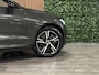 Volvo XC60 T6 AWD Recharge R-Design Uniek! Pine Grey én Facelift | Luchtvering | Trekhaak | 360° Camera | Standkachel met Volvo On Call App | Stoel en Stuurwielverwarming | Adaptieve Cruise Control | Schuifdak | Google Infotainment | Pilot Assist | Elektrisch verstelbare voorstoelen | Contour stoelen met wit stiksel en bies | Zitting verlenging voorstoelen | 19 Inch | Keyless Drive | Parkeersensoren voor+achter | Elektrisch bedienbare achterklep | Privacy Glass | Apple Carplay/Android Auto | Draadloos telefoon opladen | Pine Grey Metallic |