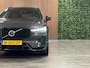 Volvo XC60 T6 AWD Recharge R-Design Uniek! Pine Grey én Facelift | Luchtvering | Trekhaak | 360° Camera | Standkachel met Volvo On Call App | Stoel en Stuurwielverwarming | Adaptieve Cruise Control | Schuifdak | Google Infotainment | Pilot Assist | Elektrisch verstelbare voorstoelen | Contour stoelen met wit stiksel en bies | Zitting verlenging voorstoelen | 19 Inch | Keyless Drive | Parkeersensoren voor+achter | Elektrisch bedienbare achterklep | Privacy Glass | Apple Carplay/Android Auto | Draadloos telefoon opladen | Pine Grey Metallic |