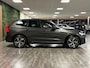 Volvo XC60 T6 AWD Recharge R-Design Uniek! Pine Grey én Facelift | Luchtvering | Trekhaak | 360° Camera | Standkachel met Volvo On Call App | Stoel en Stuurwielverwarming | Adaptieve Cruise Control | Schuifdak | Google Infotainment | Pilot Assist | Elektrisch verstelbare voorstoelen | Contour stoelen met wit stiksel en bies | Zitting verlenging voorstoelen | 19 Inch | Keyless Drive | Parkeersensoren voor+achter | Elektrisch bedienbare achterklep | Privacy Glass | Apple Carplay/Android Auto | Draadloos telefoon opladen | Pine Grey Metallic |