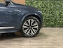 Volvo XC90 T8 AWD Recharge Ultra Ultimate Bright Luchtvering | Bowers & Wilkins | 360° Camera | Head-Up Display | 455pk | Adaptieve Cruise Control | Standkachel met Volvo On Call App | Stoelverwarming voor+achter | Stuurwielverwarming | Schuifdak | Full LED Meesturende koplampen | Pilot Assist | BLIS Dode Hoek Detectie | Alcantara hemelbekleding | Lederen zonnekleppen en handgrepen | Elektrische voorstoelen geheugen | Lederen bekleding | Zitting verlenging voorstoelen | Lederen dashboard | Gelamineerde/geluidwerende zijruiten | 20 Inch | Google Infotainment | Keyless Drive | Privacy Glass | Elektrisch bedienbare achterklep | Geïntegreerd kinderzitje achterin | Geïntegreerde zongordijnen achterportieren | Verlichte instaplijsten | 7-Persoons | 4-Zone Climate Control | DAB Radio | Apple Carplay/Android Auto | Draadloos telefoon opladen | Volvo On Call met mobiele App functie | Denim Blue Metallic |