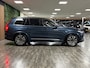 Volvo XC90 T8 AWD Recharge Ultra Ultimate Bright Luchtvering | Bowers & Wilkins | 360° Camera | Head-Up Display | 455pk | Adaptieve Cruise Control | Standkachel met Volvo On Call App | Stoelverwarming voor+achter | Stuurwielverwarming | Schuifdak | Full LED Meesturende koplampen | Pilot Assist | BLIS Dode Hoek Detectie | Alcantara hemelbekleding | Lederen zonnekleppen en handgrepen | Elektrische voorstoelen geheugen | Lederen bekleding | Zitting verlenging voorstoelen | Lederen dashboard | Gelamineerde/geluidwerende zijruiten | 20 Inch | Google Infotainment | Keyless Drive | Privacy Glass | Elektrisch bedienbare achterklep | Geïntegreerd kinderzitje achterin | Geïntegreerde zongordijnen achterportieren | Verlichte instaplijsten | 7-Persoons | 4-Zone Climate Control | DAB Radio | Apple Carplay/Android Auto | Draadloos telefoon opladen | Volvo On Call met mobiele App functie | Denim Blue Metallic |