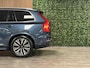Volvo XC90 T8 AWD Recharge Ultra Ultimate Bright Luchtvering | Bowers & Wilkins | 360° Camera | Head-Up Display | 455pk | Adaptieve Cruise Control | Standkachel met Volvo On Call App | Stoelverwarming voor+achter | Stuurwielverwarming | Schuifdak | Full LED Meesturende koplampen | Pilot Assist | BLIS Dode Hoek Detectie | Alcantara hemelbekleding | Lederen zonnekleppen en handgrepen | Elektrische voorstoelen geheugen | Lederen bekleding | Zitting verlenging voorstoelen | Lederen dashboard | Gelamineerde/geluidwerende zijruiten | 20 Inch | Google Infotainment | Keyless Drive | Privacy Glass | Elektrisch bedienbare achterklep | Geïntegreerd kinderzitje achterin | Geïntegreerde zongordijnen achterportieren | Verlichte instaplijsten | 7-Persoons | 4-Zone Climate Control | DAB Radio | Apple Carplay/Android Auto | Draadloos telefoon opladen | Volvo On Call met mobiele App functie | Denim Blue Metallic |