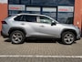 Toyota RAV4 2.5 Hybrid Dynamic Automaat / Stuur- en stoelverw. / Trekhaak 800kg / Camera / Navi via Apple - Android / 18"/ A klep