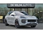 Porsche Cayenne 3.0 S E-Hybrid SportDesign 520pk Krijt Pano SoftClose Trekhaak Head-up InnoDrive Keyless 360-camera Bose