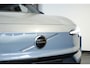 Volvo EX30 Single Motor Extended Range Plus 69 kWh | Semi-Electrische Wegklapbare Trekhaak | Stoelverwarming | Stuurwielverwarming | 20'' Lichtmetalen velgen | Privacy Glass | Google Infotainment | Parkeercamera | Parkeersensoren voor + achter | Harman Kardon Premium Audio |