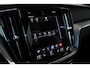 Volvo V60 2.0 T6 Twin Engine AWD R-Design | Panoramadak | Premium geluidsysteem van Harman Kardon | Trekhaak | Head-Up Display | Elektrisch verstelbare bestuurdersstoel met geheugen | Sportstuur en stoelen | Dodehoeksensoren |