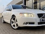 Volvo V70 2.0T R-Edition / Automaat / NL-Auto / Vol-Leder / 203 PK / Stoelverwarming / Cruise-Control / Climate-Control / Bi-Xenon / Radio-Bluetooth / PDC-Achter / 18'' LMV / ENZ.