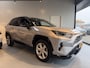 Toyota RAV4 2.5 Hybrid AWD Bi-Tone | FACE LIFT MODEL | JBL GELUID INSTALATIE | LED KOPLAMPEN | NAVIGATIE | KEYLESS ENTRY/GO | LEDER | 360 CAMERA | PARKEREN SENSOREN | PANORAMA DAK | STOELVERWARMING/ KOELING | ELEKTRISCHE STOELEN |