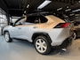 Toyota RAV4 2.5 Hybrid AWD Bi-Tone | FACE LIFT MODEL | LED KOPLAMPEN | NAVIGATIE | KEYLESS ENTRY/GO | LEDER | 360 CAMERA | DOEDEHOEK DETECTIE | PANORAMA DAK | STOELVERWARMING/ KOELING | ELEKTRISCHE STOELEN |