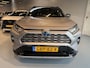 Toyota RAV4 2.5 Hybrid AWD Bi-Tone | FACE LIFT MODEL | LED KOPLAMPEN | NAVIGATIE | KEYLESS ENTRY/GO | LEDER | 360 CAMERA | DOEDEHOEK DETECTIE | PANORAMA DAK | STOELVERWARMING/ KOELING | ELEKTRISCHE STOELEN |