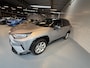 Toyota RAV4 2.5 Hybrid AWD Bi-Tone | FACE LIFT MODEL | JBL GELUID INSTALATIE | LED KOPLAMPEN | NAVIGATIE | KEYLESS ENTRY/GO | LEDER | 360 CAMERA | PARKEREN SENSOREN | PANORAMA DAK | STOELVERWARMING/ KOELING | ELEKTRISCHE STOELEN |