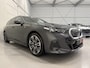 BMW 5-Serie Touring 520i M-Sport ICONIC PANO/TREKHAAK/H&K/HEAD-UP/360CAMERA/VENTILATIE/DRIVING ASS. PRO/ADAPTIVE-LED/STANDKACHEL/NIEUWPRIJS € 94.454,-/FABRIEKS-GARANTIE TOT 04/2028