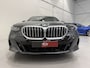 BMW 5-Serie Touring 520i M-Sport ICONIC PANO/TREKHAAK/H&K/HEAD-UP/360CAMERA/VENTILATIE/DRIVING ASS. PRO/ADAPTIVE-LED/STANDKACHEL/NIEUWPRIJS € 94.454,-/FABRIEKS-GARANTIE TOT 04/2028