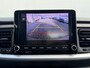 Kia Stonic 1.0 T-GDi MHEV DynamicLine 6-bak 112PK | Trekhaak | Luxe Stof | Glans Exterieur | Achteruitrijcamera + Sensor Achter | Airco | Adaptieve Cruise Control | Start/Stop | ESP | AEB | ASR | ABS | Rijstrook correctie | Bluetooth | LED | 15" LMV