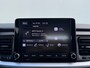 Kia Stonic 1.0 T-GDi MHEV DynamicLine 6-bak 112PK | Trekhaak | Luxe Stof | Glans Exterieur | Achteruitrijcamera + Sensor Achter | Airco | Adaptieve Cruise Control | Start/Stop | ESP | AEB | ASR | ABS | Rijstrook correctie | Bluetooth | LED | 15" LMV