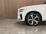Volvo XC60 T6 AWD Recharge Plus Dark Long Range | 360° Camera | Head-Up Display | Adaptieve Cruise Control | Crystal White | 21 Inch | Standkachel met Volvo On call App | Stoel en Stuurwielverwarming | Full LED Meesturende koplampen | Pilot Assist | Elektrische voorstoelen geheugen | Contour Stoelen met wit stiksel en bies | Zitting verlenging voorstoelen | Schuifdak | Google Infotainment | Keyless Drive | Parkeersensoren voor+achter | Elektrisch bedienbare achterklep | DAB Radio | Apple Carplay/Android Auto | Alarm Klasse III | Draadloos telefoon opladen | Crystal White Metallic