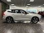 Volvo XC60 T6 AWD Recharge Plus Dark Long Range | 360° Camera | Head-Up Display | Adaptieve Cruise Control | Crystal White | 21 Inch | Standkachel met Volvo On call App | Stoel en Stuurwielverwarming | Full LED Meesturende koplampen | Pilot Assist | Elektrische voorstoelen geheugen | Contour Stoelen met wit stiksel en bies | Zitting verlenging voorstoelen | Schuifdak | Google Infotainment | Keyless Drive | Parkeersensoren voor+achter | Elektrisch bedienbare achterklep | DAB Radio | Apple Carplay/Android Auto | Alarm Klasse III | Draadloos telefoon opladen | Crystal White Metallic