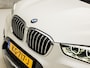 BMW X1 sDrive20i High Executive 192Pk Automaat (GROOT NAVI, HEAD-UP DISPLAY, LEDER, TREKHAAK, STOELVERWARMING, TREKHAAK, SPORTSTOELEN, SFEERVERLICHTING, CAMERA, NIEUWSTAAT)