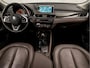 BMW X1 sDrive20i High Executive 192Pk Automaat (GROOT NAVI, HEAD-UP DISPLAY, LEDER, TREKHAAK, STOELVERWARMING, TREKHAAK, SPORTSTOELEN, SFEERVERLICHTING, CAMERA, NIEUWSTAAT)