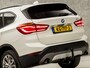BMW X1 sDrive20i High Executive 192Pk Automaat (GROOT NAVI, HEAD-UP DISPLAY, LEDER, TREKHAAK, STOELVERWARMING, TREKHAAK, SPORTSTOELEN, SFEERVERLICHTING, CAMERA, NIEUWSTAAT)