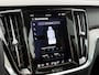 Volvo V60 T8 Plug-in hybrid AWD AUT8 455PK Ultimate Dark | Bowers & Wilkins audio | Geventileerde voorstoelen met massagefunctie | Verwarmde voorstoelen & Stuurwiel | 19" Lichtmetalen velgen | Panoramadak | Adaptieve Cruise Control | BLIS Doedehoekdetectie