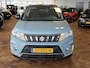 Suzuki Vitara 1.0 Boosterjet Select | Trekhaak | 2e Eigenaar | Origineel NL | Navigatie | Stoelverwarming | Camera | Cruise Control | Climate Control | DAB+ | Two-Tone Kleurstelling | LED | Lichtmetalen Velgen |
