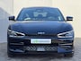 Kia EV6 GT-Line AWD 77.4 kWh / 325 Pk / Fabrieksgarantie tot 12-2028 / Dealer Onderhouden / HUD / 360 Camera / Dodehoek / Navigatie / Apple Carplay & Android Auto / Stoelverwarming & Stuurwielverwarming / Stoelventilatie / Elektr. Stoelen / Meridian Surround Audio / Elektr. Achterklep /