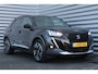 Peugeot e-2008 50KWH 136PK GT PACK AUTOMAAT / NAVI / LEDER / CLIMA / PDC / 18" LMV / CAMERA / ALCANTARA / PANO. DAK / KEYLESS / FULL-LED / FULL OPTIONS / 1E EIGENAAR / NIEUWSTAAT !!