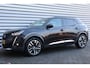 Peugeot e-2008 50KWH 136PK GT PACK AUTOMAAT / NAVI / LEDER / CLIMA / PDC / 18" LMV / CAMERA / ALCANTARA / PANO. DAK / KEYLESS / FULL-LED / FULL OPTIONS / 1E EIGENAAR / NIEUWSTAAT !!