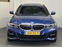 BMW 3-Serie TOURING 330E XDRIVE 4X4 PHEV HIGH EXECUTIVE M PAKKET LEDER/ALCANTARA NAVIGATIE CRUISE CONTROL PANORAMA SCHUIF/KANTELDAK APPLE CARPLAY/ANDROID KEYLESS GO UITKLAPBARE TREKHAAK PDC ZEER MOOI !! Brgl