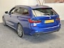 BMW 3-Serie TOURING 330E XDRIVE 4X4 PHEV HIGH EXECUTIVE M PAKKET LEDER/ALCANTARA NAVIGATIE CRUISE CONTROL PANORAMA SCHUIF/KANTELDAK APPLE CARPLAY/ANDROID KEYLESS GO UITKLAPBARE TREKHAAK PDC ZEER MOOI !!