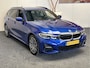 BMW 3-Serie TOURING 330E XDRIVE 4X4 PHEV HIGH EXECUTIVE M PAKKET LEDER/ALCANTARA NAVIGATIE CRUISE CONTROL PANORAMA SCHUIF/KANTELDAK APPLE CARPLAY/ANDROID KEYLESS GO UITKLAPBARE TREKHAAK PDC ZEER MOOI !!