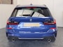 BMW 3-Serie TOURING 330E XDRIVE 4X4 PHEV HIGH EXECUTIVE M PAKKET LEDER/ALCANTARA NAVIGATIE CRUISE CONTROL PANORAMA SCHUIF/KANTELDAK APPLE CARPLAY/ANDROID KEYLESS GO UITKLAPBARE TREKHAAK PDC ZEER MOOI !!